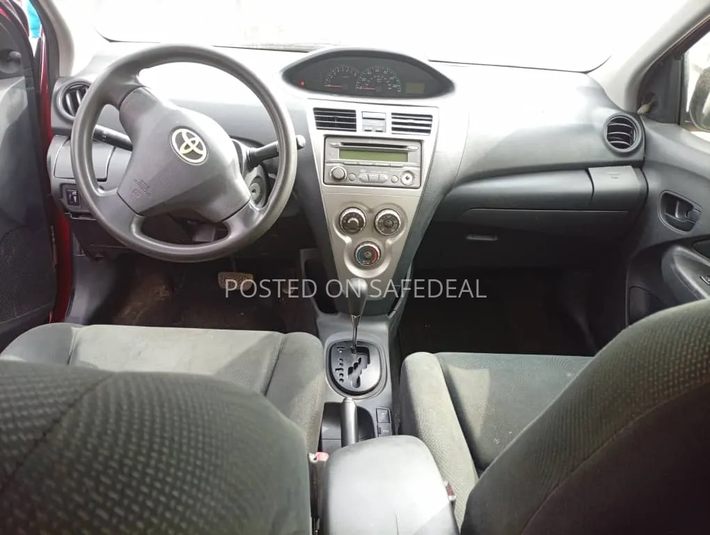 Toyota Yaris 2012 - Red