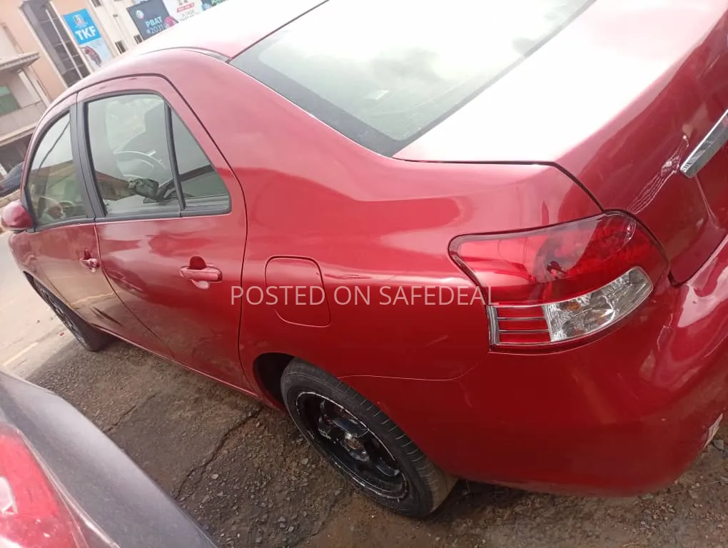 Toyota Yaris 2012 - Red